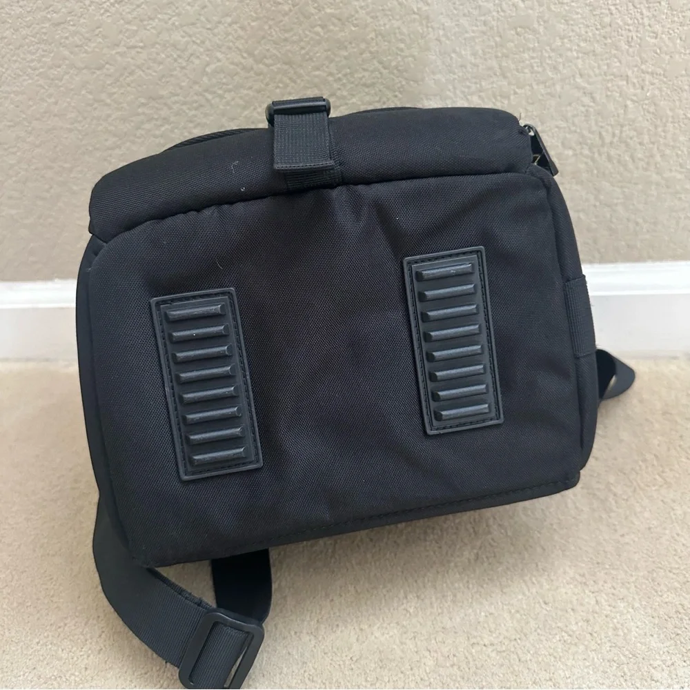 Sleek Black Messenger Bag for Everyday Use